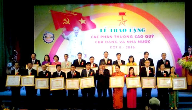 Các tập thể, cá nhân vinh dự nhận các phần thưởng cao quý của Đảng và Nhà nước.