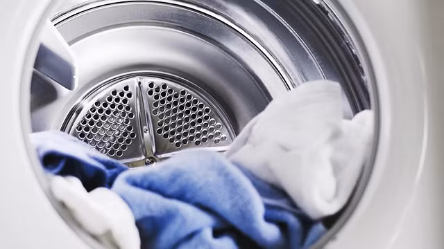 Cho một lượng quần áo phù hợp với công suất của máy.