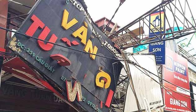 Chiếc cần cẩu đổ vào hai căn nhà trên đường Cầu Giấy. (ảnh: Otofun)