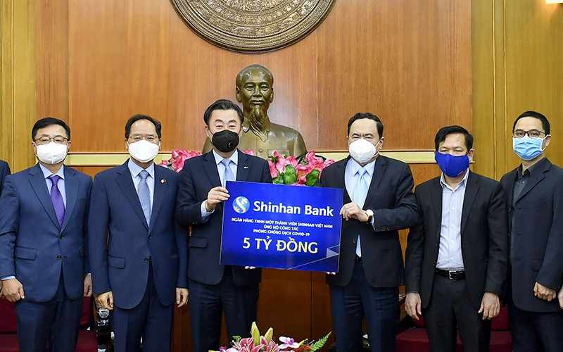 Đồng chí Trần Thanh Mẫn tiếp nhận số tiền năm tỷ đồng ủng hộ công tác phòng chống dịch Covid-19. Ảnh: Quang Vinh.