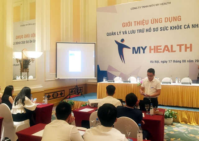 Nhân viên Công ty TNHH MTV My Health hướng dẫn cách kích hoạt sử dụng ứng dụng My Health trên máy điện thoại di động.