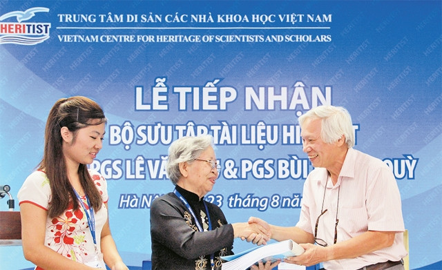 Lễ bàn giao tài liệu, hiện vật của PGS Lê Văn Sáu và PGS Bùi Thị Kim Quỳ cho Trung tâm Di sản các nhà khoa học Việt Nam.