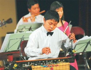 Thí sinh Nguyễn Tiến Giáp (Học viện
Âm nhạc quốc gia) đoạt giải nhất môn
đàn bầu tại cuộc thi độc tấu và hòa tấu
nhạc cụ