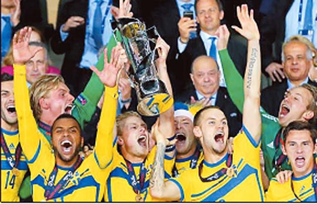 Niềm vui đoạt chức vô địch của các cầu thủ U21 Thụy Điển.