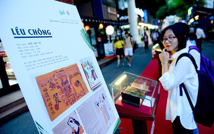 Độc giả tham quan triển lãm “Sự tinh tế song hành cùng tri thức”, trưng bày những cuốn sách - bản in đặc biệt do các nhà sưu tầm TP Hồ Chí Minh thực hiện. Ảnh: TÙNG TIN