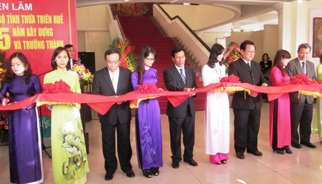 Các đại biểu cắt băng khai mạc triển lãm.