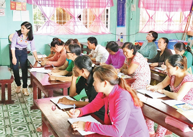 Các học viên lớn tuổi tại lớp học xóa mù chữ ấp Gò Công (xã Nguyễn Việt Khái, huyện Phú Tân, Cà Mau).