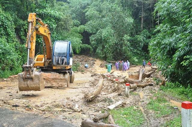 Thông tuyến Quốc lộ 40B trên địa bàn huyện Tu Mơ Rông, tỉnh Kon Tum.