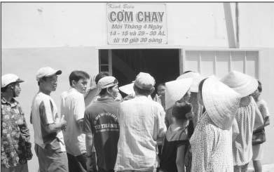 Ðiểm cấp cơm chay miễn phí của gia đình ông Năm.