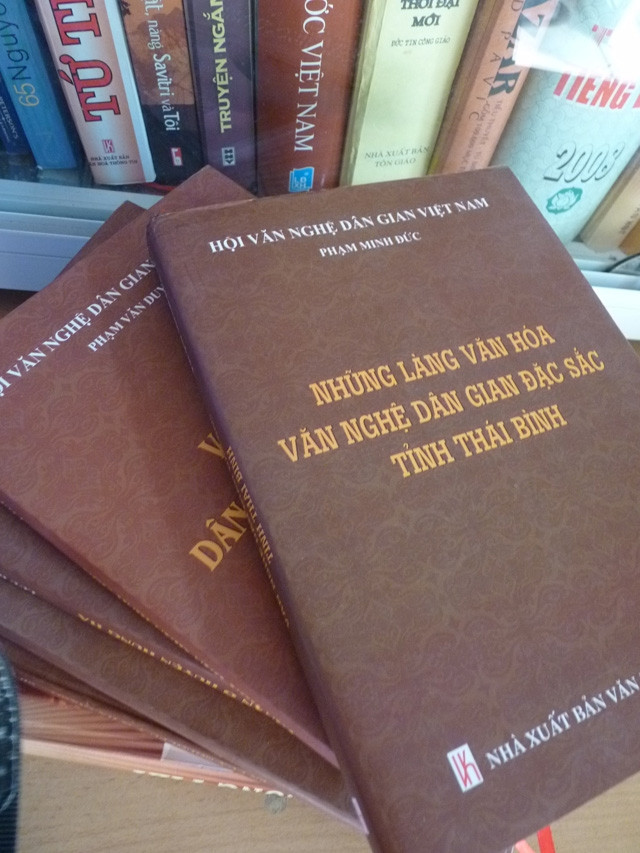 Các bên liên quan đổ lỗi cho nhau về những sai sót trong bộ sách của Hội Văn nghệ dân gian Việt Nam.
