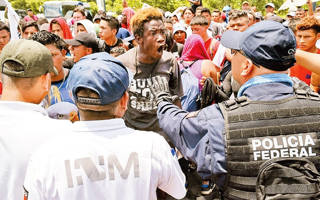 Cảnh sát bang Chi-a-pát của Mê-hi-cô ngăn chặn đoàn người di cư từ khu vực Trung Mỹ đến Mỹ.Ảnh ROI-TƠ