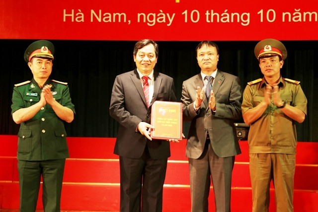 Thứ trưởng Giáo dục Phạm Mạnh Hùng trao Quyết định thành lập Trung tâm giáo dục quốc phòng và an ninh thuộc Trường ĐH Công nghiệp Hà Nội.