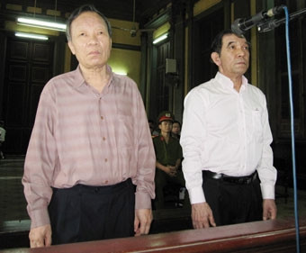 Các bị cáo Huỷnh Ngọc Sỹ (bên phải) và<br>Lê Quả (bên trái) nghe tuyên án phúc thẩm.
