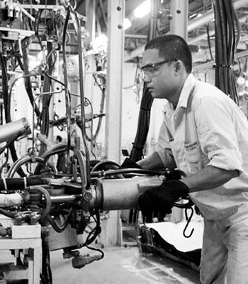 Lắp ráp, sản xuất ô-tô ở Nhà máy ô-tô Ðồng Vàng .