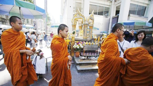 Đền thờ Ê-ra-văn ở thủ đô Băng-cốc đã mở cửa trở lại sau vụ đánh bom ngày 17-8. Ảnh AP