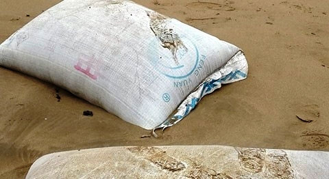 Các bao chất lạ dạt vào bờ biển Thanh Hóa.