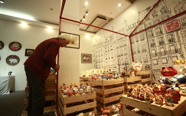 Nhà sử học Dương Trung Quốc bên bộ sưu tập lợn độc đáo của mình.