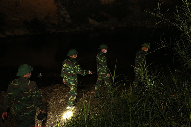 Cán bộ chiến sĩ Đồn Biên phòng Bản Lầu tuần tra trong đêm. 