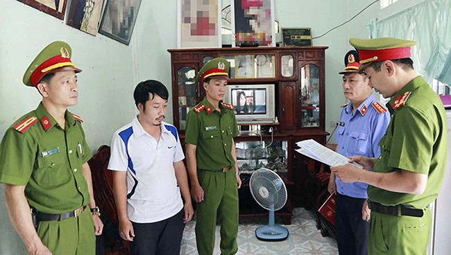 Đối tượng Nguyễn Xuân Hợp (áo trắng) tại thị xã Hương Thủy (tỉnh Thừa Thiên Huế) hứa hẹn xin việc làm cho nhiều nạn nhân rồi lừa đảo chiếm đoạt tài sản. Ảnh: PHÚC ĐẠT