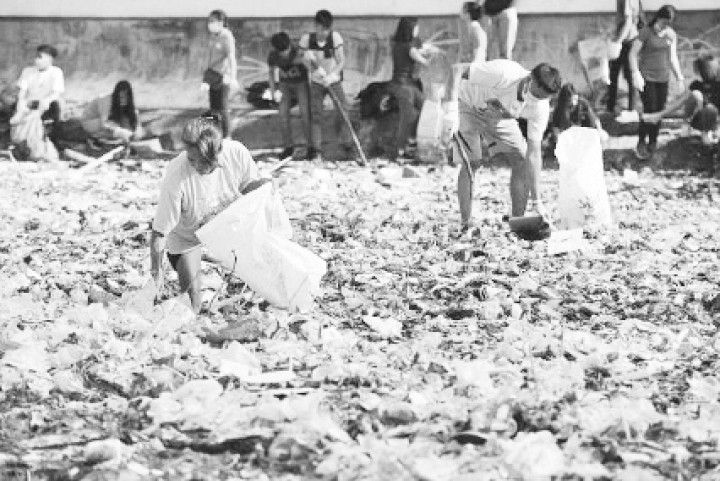 Thu nhặt rác tại vịnh Manila của Philippines. (Ảnh: Reuters)