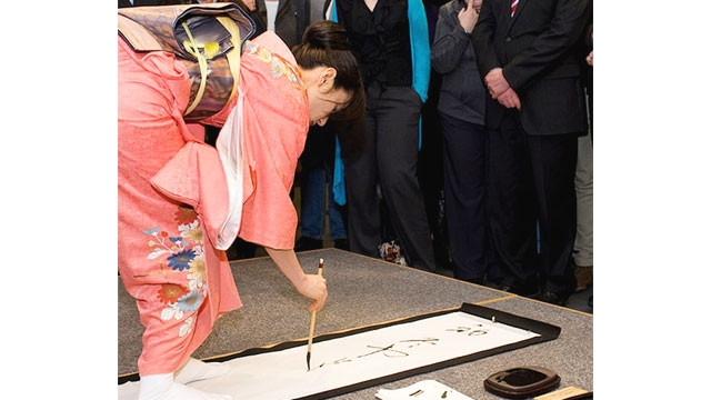 Bà Kaoru Akagawa viết chữ kana. Ảnh: THE GUARDIAN