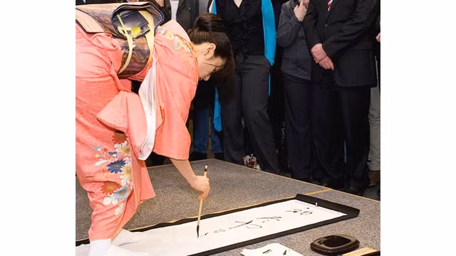 Bà Kaoru Akagawa viết chữ kana. Ảnh: THE GUARDIAN