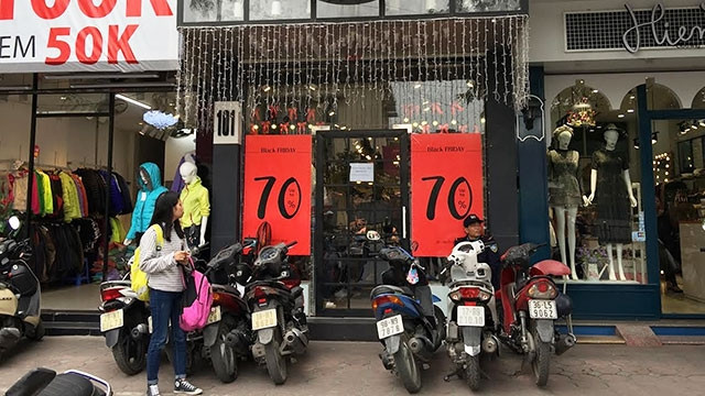 Nhiều cửa hàng sẵn sàng giảm giá sâu để thu hút khách hàng.