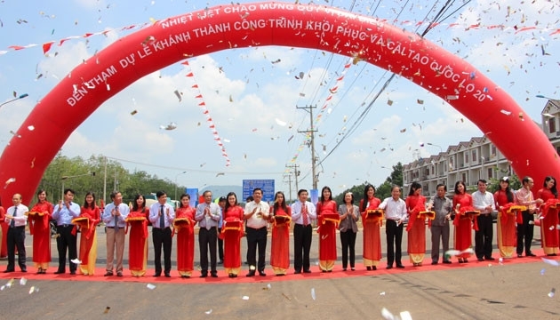 Các đại biểu cắt băng khánh thành dự án.
