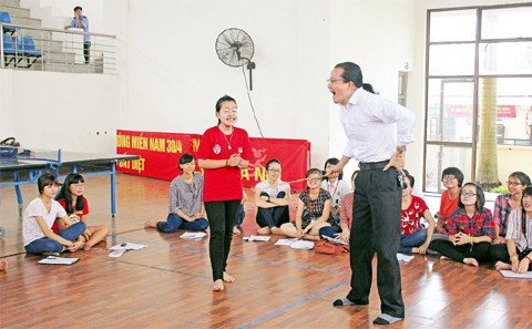 Các bạn trẻ học diễn chèo với đạo diễn Lê Tuấn Cường.