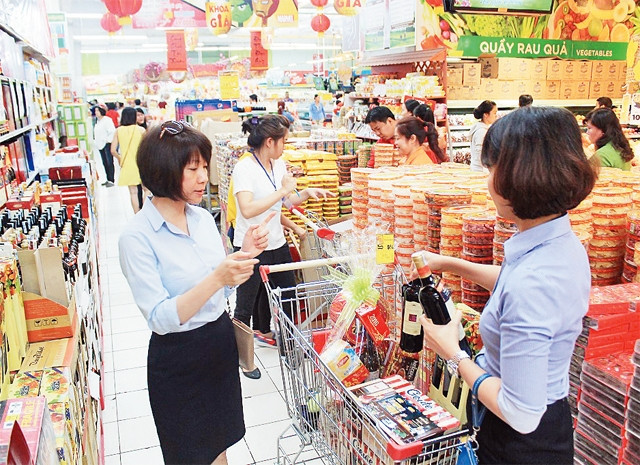 Các doanh nghiệp bán lẻ trong nước đang tích cực tìm giải pháp để tăng doanh số từ nay đến cuối năm. Trong ảnh: Người tiêu dùng chọn mua hàng tại một siêu thị Co.opmart.