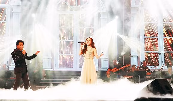 Ca sĩ Trọng Tấn “làm mới” khi song ca cùng ca sĩ trẻ Hương Tràm tình khúc Không còn mùa thu trong liveshow Mùa thu vàng.