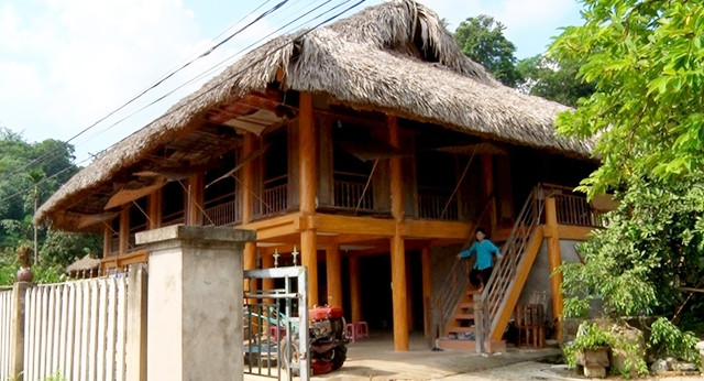  Ngôi nhà sàn được làm từ vật liệu bê-tông, sơn giả gỗ của người dân thôn Tân Lập, xã Tân Trào, huyện Sơn Dương (Tuyên Quang).