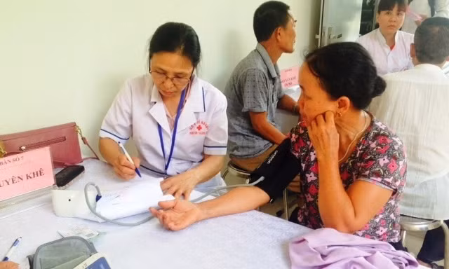 Các y bác sĩ Bệnh viện Tim Hà Nội, Trung tâm Y tế huyện Đông Anh đo huyết áp, sàng lọc huyết áp cho người dân trên địa bàn.