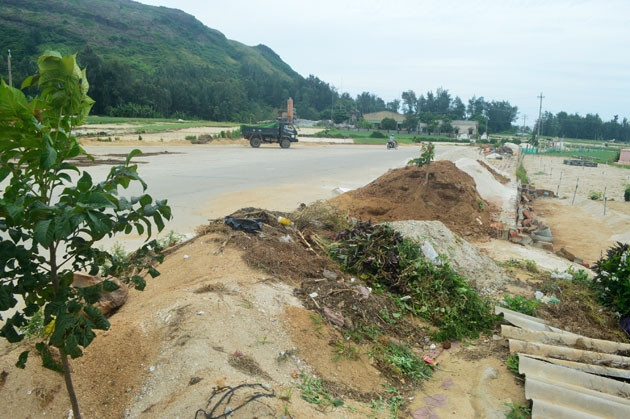 Chất thải nông nghiệp đổ tràn ra đường ở Lý Sơn.