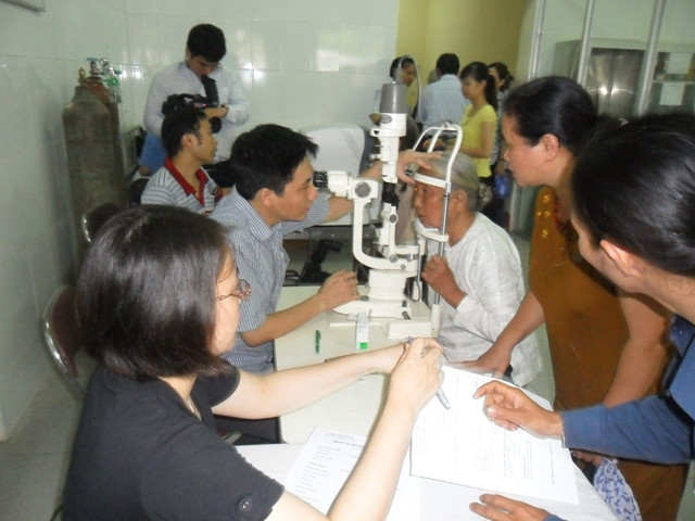 Các bác sĩ trẻ khám, điều trị mắt cho người cao tuổi. 