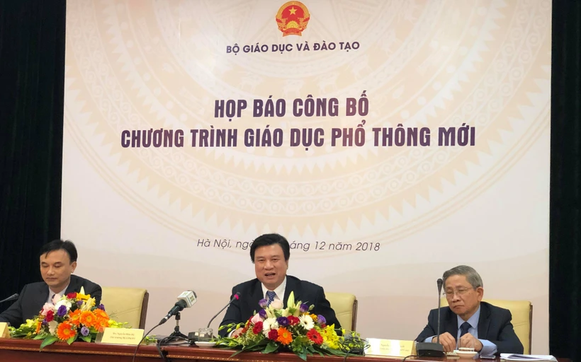Thứ trưởng GD-ĐT Nguyễn Hữu Độ (bên phải) chủ trì họp báo công bố Chương trình giáo dục phổ thông mới