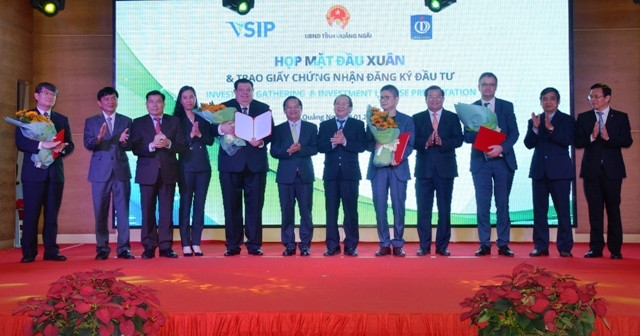 Trao giấy chứng nhận đầu tư cho bốn nhà đầu tư đến từ Bỉ, Singapore, Nhật Bản và Hàn Quốc.