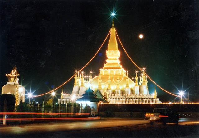 Thạt Luổng trong đêm lễ hội.