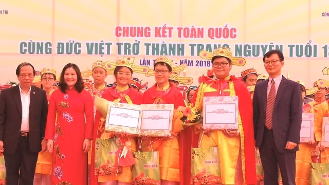Ba "sĩ tử nhí" vượt qua hàng trăm nghìn thí sinh, dành giải cao nhất của cuộc thi - đệ nhất Trạng nguyên.