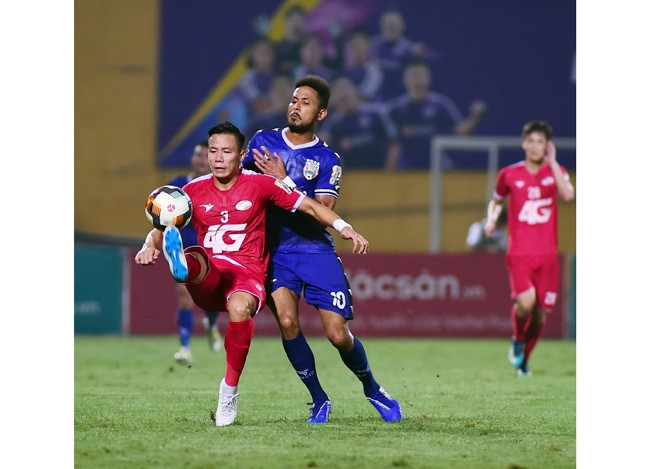 Đội Viettel (áo đỏ) giành chiến thắng trước Becamex Bình Dương. Ảnh: TRẦN HẢI 