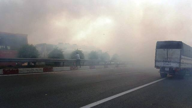 Khói mù mịt trên đường cao tốc.