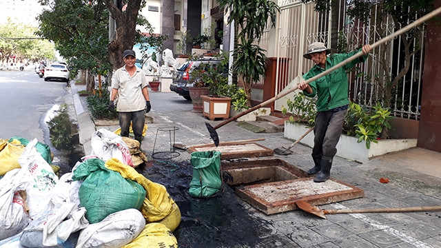 Thông vét cống, làm sạch môi trường xả thải là một công việc vất vả, nặng nhọc.