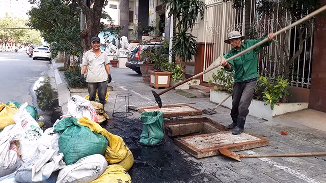 Thông vét cống, làm sạch môi trường xả thải là một công việc vất vả, nặng nhọc.