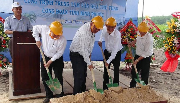 Đại diện chủ đầu tư và nhà thầu làm lễ khởi công xây dựng.