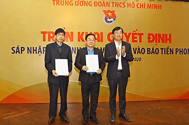 Đồng chí Lê Quốc Phong (ngoài cùng bên phải trong ảnh) trao các quyết định của Ban Bí thư T.Ư Đoàn TNCS Hồ Chí Minh tại Hội nghị.