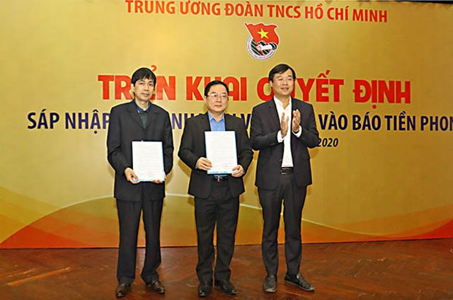 Đồng chí Lê Quốc Phong (ngoài cùng bên phải trong ảnh) trao các quyết định của Ban Bí thư T.Ư Đoàn TNCS Hồ Chí Minh tại Hội nghị.