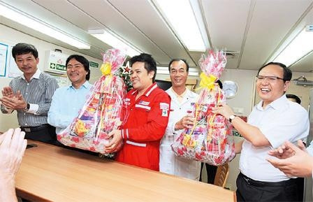 Lãnh đạo PTSC tặng quà Tết cho thuyền trưởng và thủy thủ tàu Bình Minh 02.