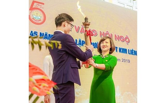 Học sinh Trường THPT Kim Liên thực hiện nghi thức rước đuốc truyền thống tại lễ kỷ niệm.