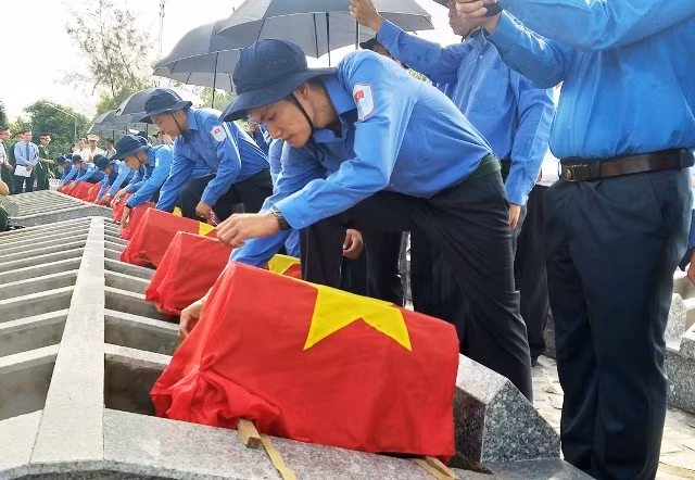 Hài cốt các liệt sĩ được đưa về với đất mẹ.