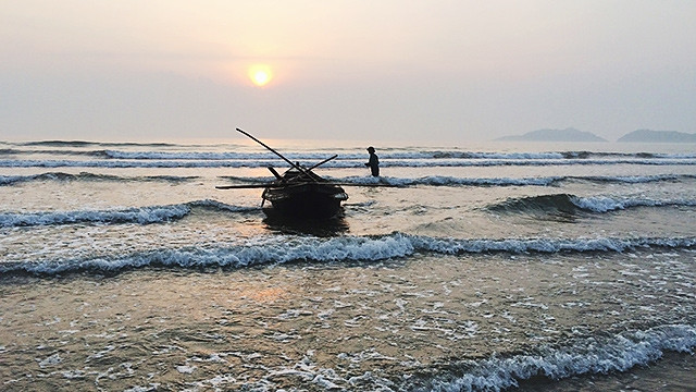 Bình minh trên biển Lộc Hà.